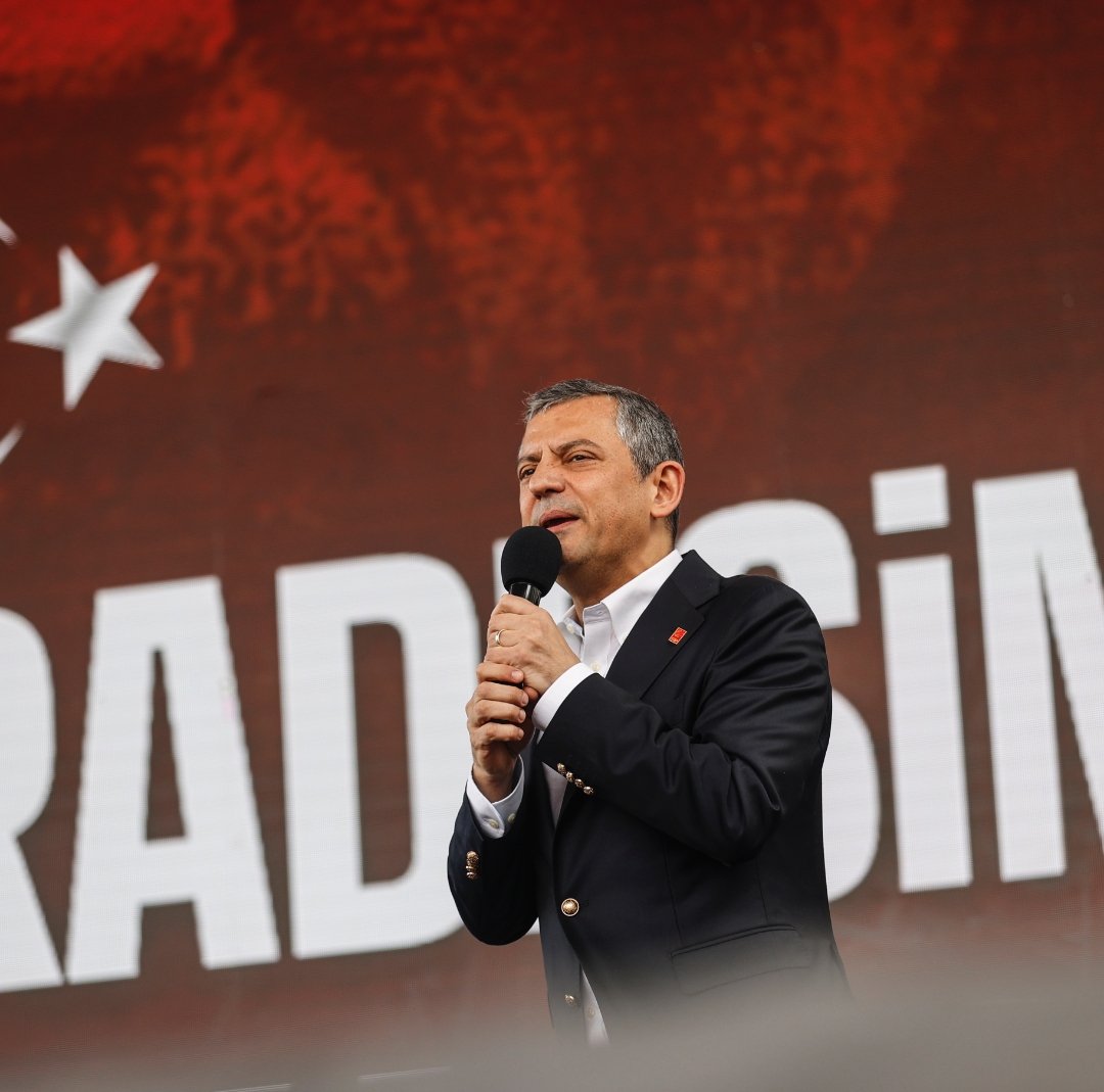 Dağlar duvar olsa önüme
Yollar kördüğüm düğümlense
Dönmem gözümü dağlasalar
İpe götürseler, sen bir çağır yeter