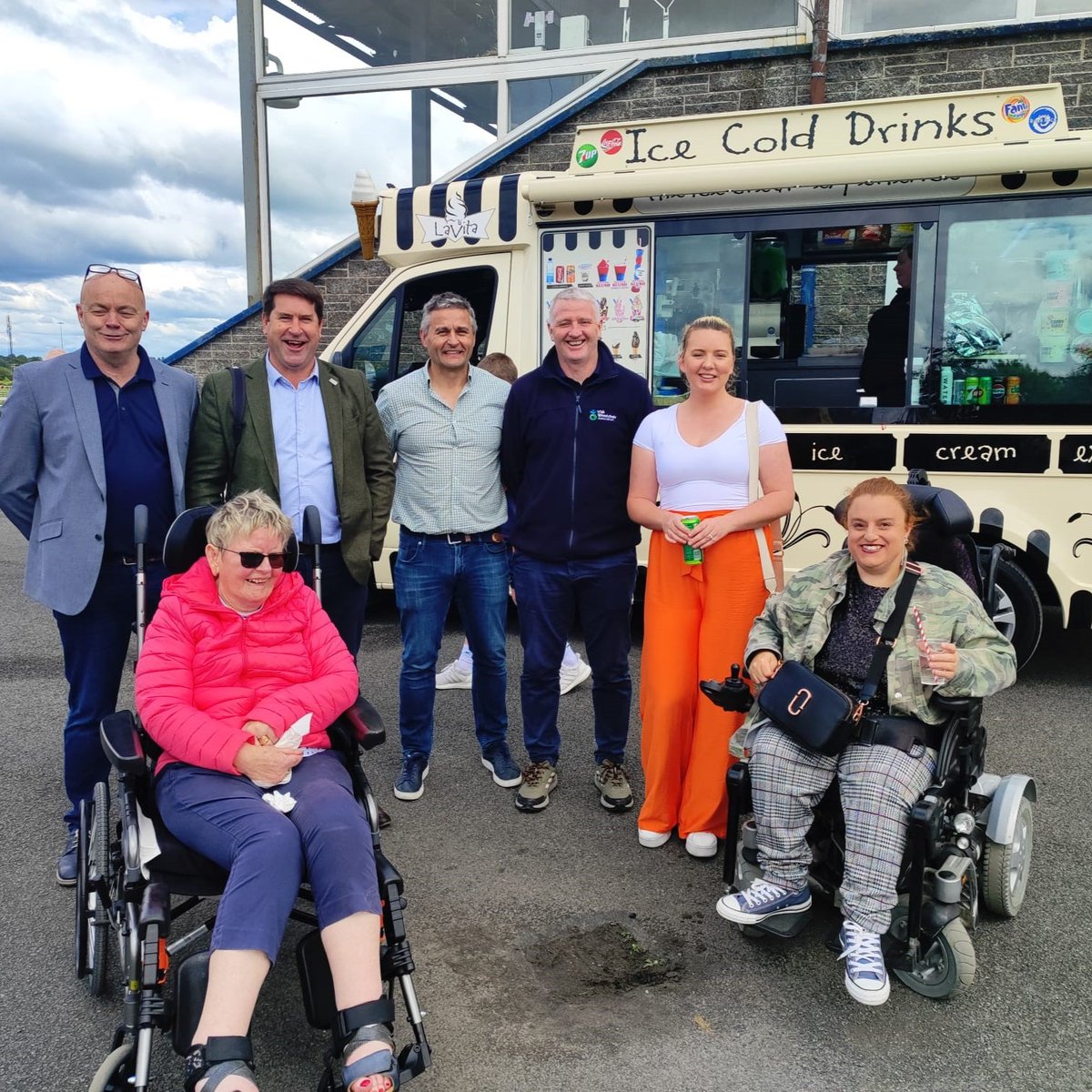 IrishWheelchair's tweet image. Tipperary IWA had a fantastic day out at the Tipperary Races — sun, smiles & a few flutters too!
Special thanks to GAA legends Anthony Daly, Mark Landers & TJ Ryan for the warm welcome
#TipperaryIWA #GAA #PodcastLegends #TipperaryRaces