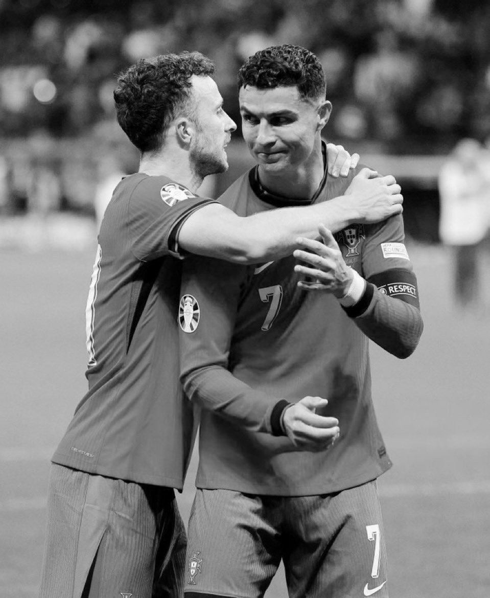 Cristiano Ronaldo, Jota’nın cenazesine kasabadaki yas havasının bozulması ve ilginin kendi üstüne çekilmesi endişesiyle Jota’nın ailesiyle görüşerek katılmadı.