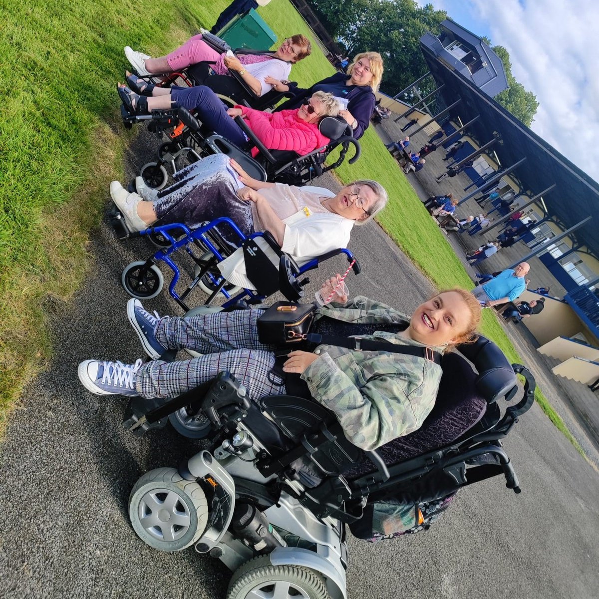 IrishWheelchair's tweet image. Tipperary IWA had a fantastic day out at the Tipperary Races — sun, smiles & a few flutters too!
Special thanks to GAA legends Anthony Daly, Mark Landers & TJ Ryan for the warm welcome
#TipperaryIWA #GAA #PodcastLegends #TipperaryRaces