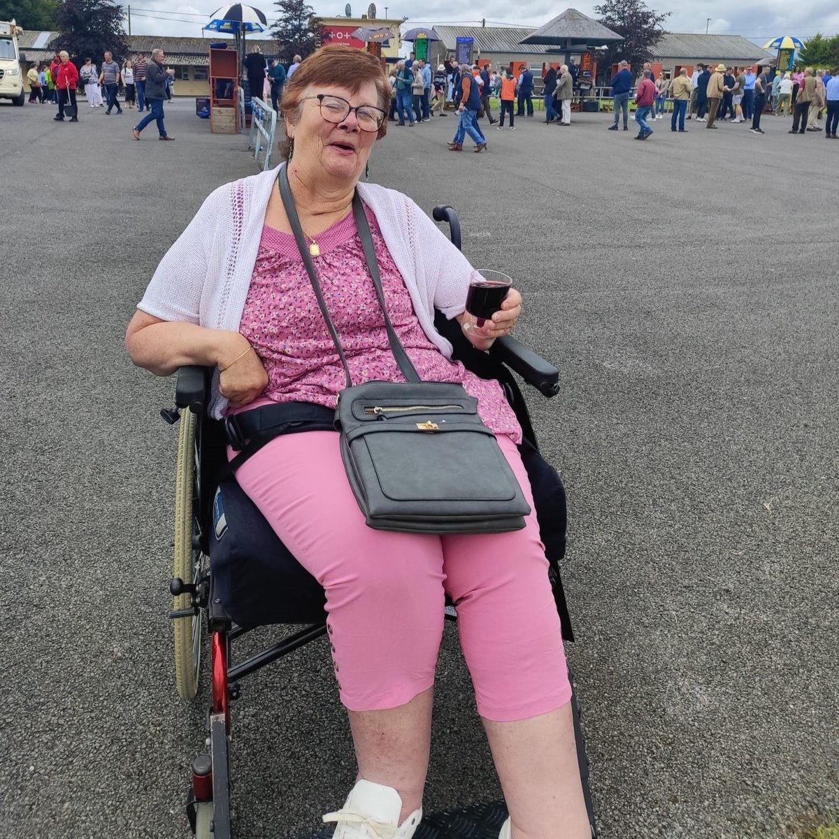 IrishWheelchair's tweet image. Tipperary IWA had a fantastic day out at the Tipperary Races — sun, smiles & a few flutters too!
Special thanks to GAA legends Anthony Daly, Mark Landers & TJ Ryan for the warm welcome
#TipperaryIWA #GAA #PodcastLegends #TipperaryRaces