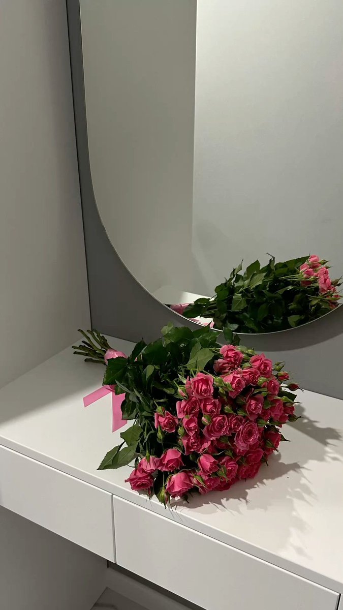 بعض القلوب النادره تشبه الورد لا زارها أحساس المحبه رواها.🦋♥️