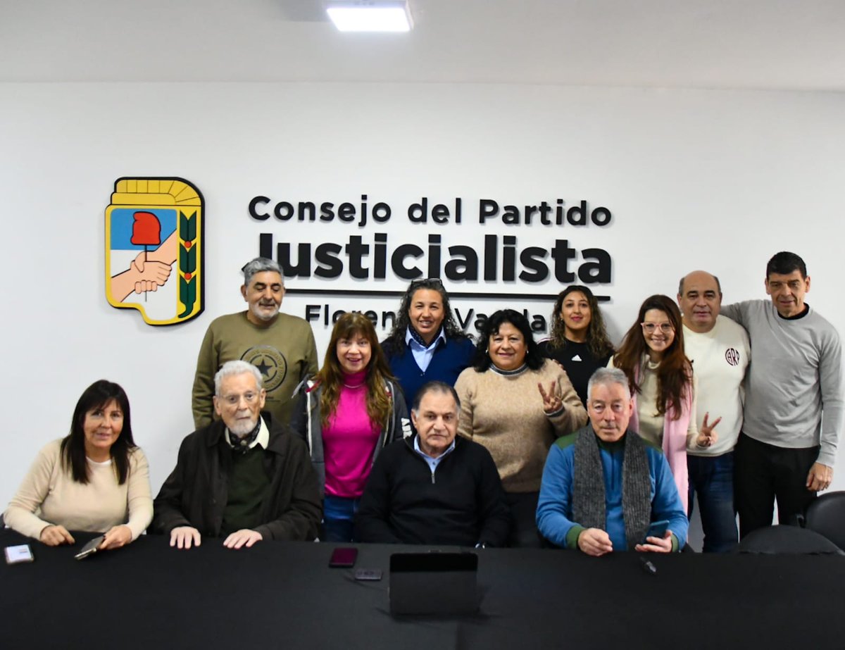 Junto a las compañeras y compañeros del PJ Varela, presentes y firmes esperando el inicio del Congreso del <a href="/BonaerensePJ/">PJ Provincia de Buenos Aires</a>. Por la unidad, por la organización y en defensa de las grandes mayorías ante políticas nacionales que golpean a nuestro pueblo y ponen en riesgo el futuro de