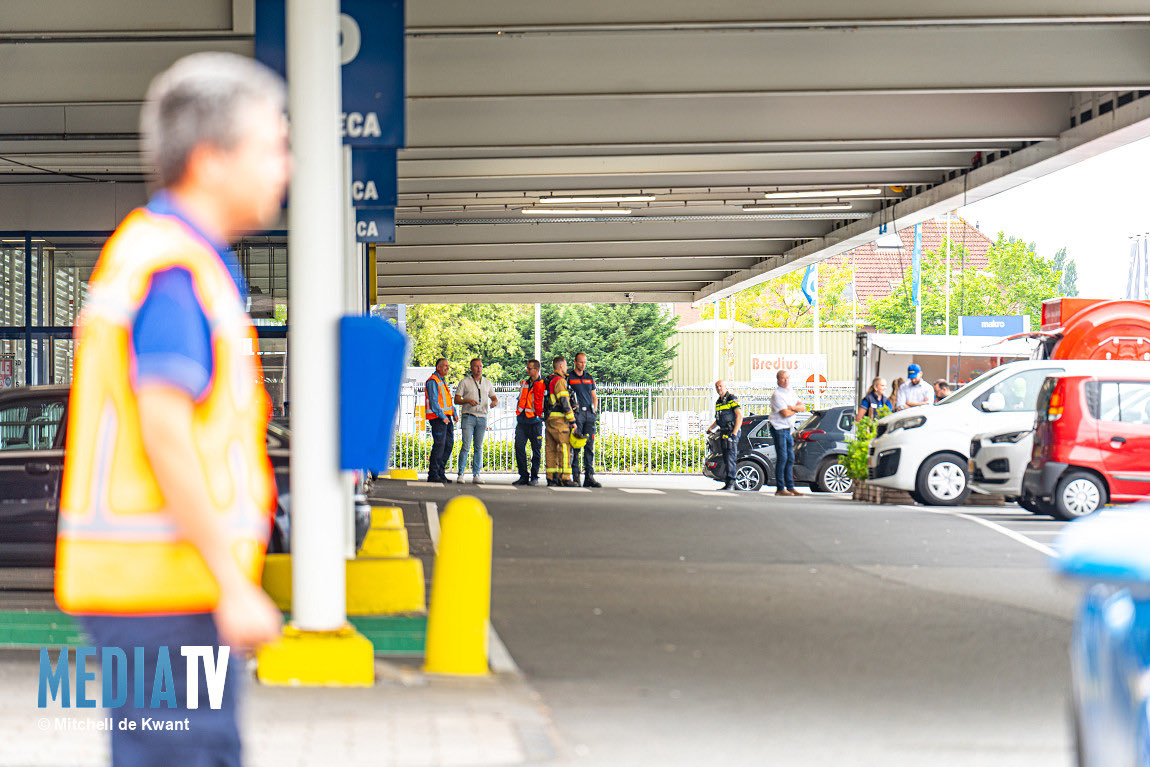Aan de Zeemanstraat in Barendrecht is horecagroothandel Makro ontruimd nadat een CO₂-melder afging op de groenteafdeling. Zowel personeel als klanten zijn in veiligheid gebracht. Niemand raakte gewond.

mediatv.nl/nieuws/nieuws/…