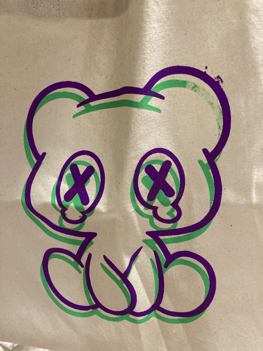 そして、今回のお目当て！
ばたんきゅまさん！（<a href="/gau_batanqma/">ばたんきゅま【プリクラフレーム配信中】</a> ）
とにかくかわいくて、ちょっとアングラっぽい感じもあって素敵！！！
キーホルダーもステッカーも買ったので身につけよう！
スケボーは推しカラーにした！！！（たしか、黒と青が好きだったはず）