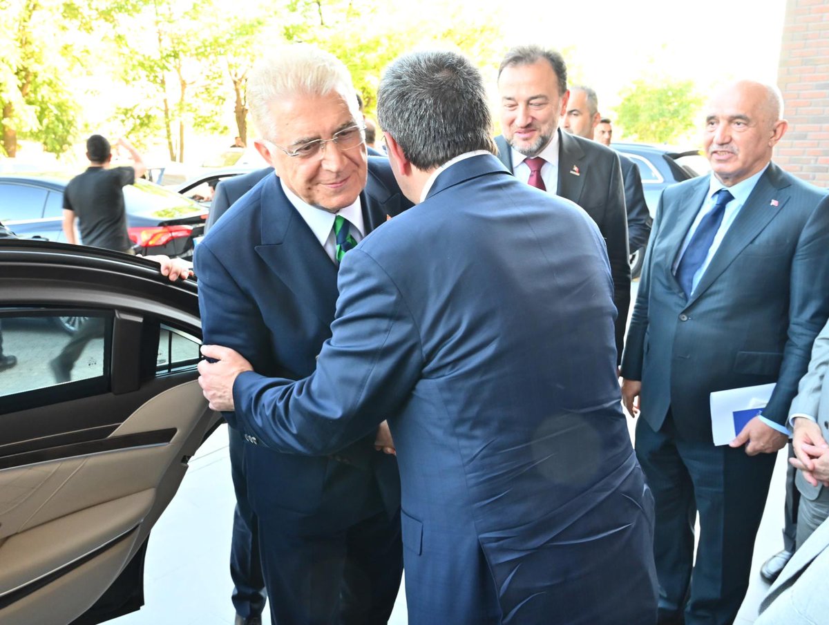 drmaydin's tweet photo. T.C. Cumhurbaşkanı Yardımcımız Sayın Cevdet Yılmaz Bey’in teşrifleriyle İstanbul Aydın Üniversitesi Batı Platformu’nun Temmuz ayı toplantısını yoğun bir katılımla gerçekleştirdik.

Sayın Cumhurbaşkanı Yardımcımız, ülkemizin kalkınma hedefleri, ekonomik istikrar politikaları, yatırım ortamının güçlendirilmesi ve toplumsal refahın artırılmasına yönelik kapsamlı değerlendirmelerini bizlerle paylaştılar. Küresel gelişmeler ışığında Türkiye’nin potansiyelini ortaya çıkaracak stratejik adımların önemine dikkat çekerek, ortak akıl ve iş birliği kültürünün altını çizdiler.

@_cevdetyilmaz 
@tcbestepe 
@bilkolejleri 
@caucampus 
@IAUKampus 
@batiplatformu