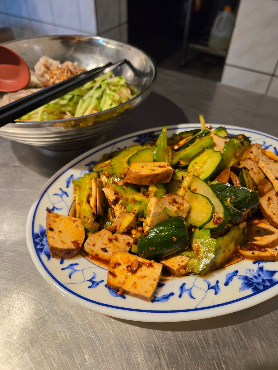 本日速記：
1. 這家麻辣滷味讚，還有23$的苦瓜跟小黃瓜？？吃菜吃好飽

2. 找到一家深夜咖啡廳想說來忙，環境還行、咖啡不錯，結果才弄一陣子就發現有一隻小 🐭……害我嚇死趕快溜走。

3. 我覺得我有腐心。捷運上看到一對好看男子靠很近就開始亂想，然後他們牽手了，就把後面劇情補上🥵🥵他們真色（？