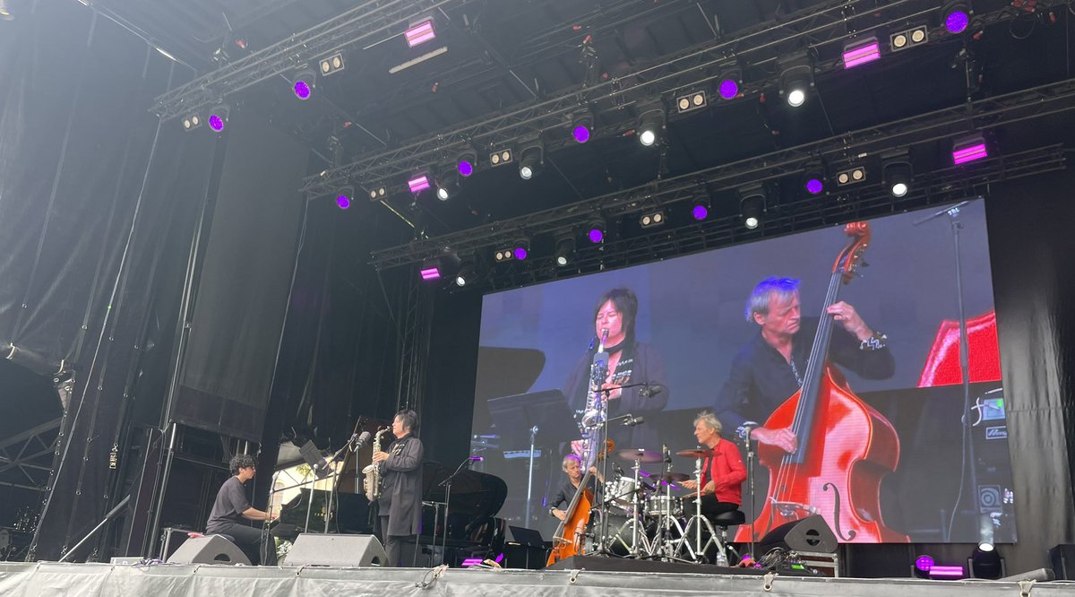 THE HOOKUP
<a href="/RadioTSFJAZZ/">TSFJAZZ</a>