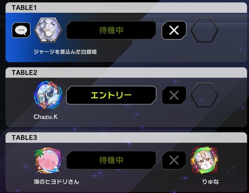 デュエルしてくれるお兄さんたちにあそんでもらってるおちびちゃんの図