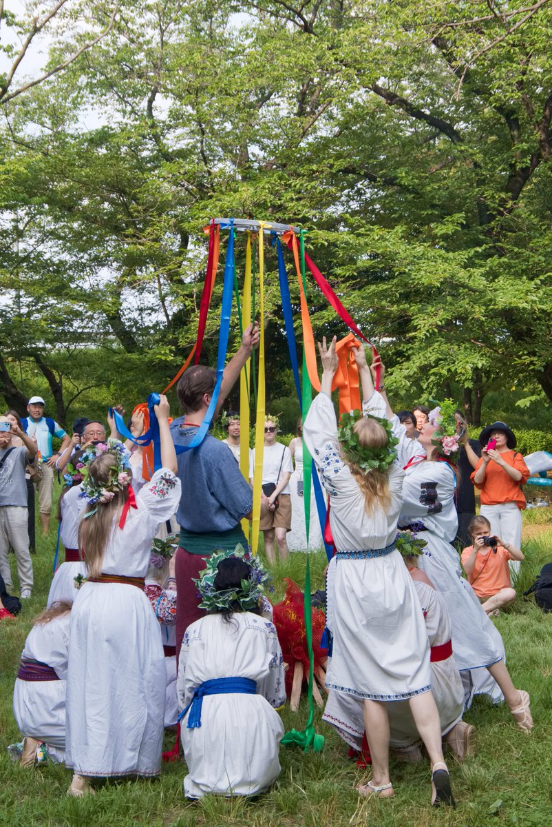 川崎市の稲田公園で行われたウクライナのクパーラ祭。
ミュシャの絵がそのまま出てきたような花冠の装束で踊る姿が綺麗でした。
夏至のお祭りとはいえ、今日は暑くて大変だったと思います。それでも雨よりは良かったかな。