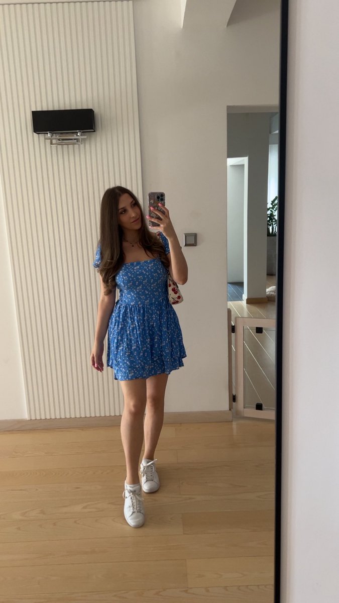 Taking a day off to spend some time with friends 💕 Enjoy your weekend 🙈