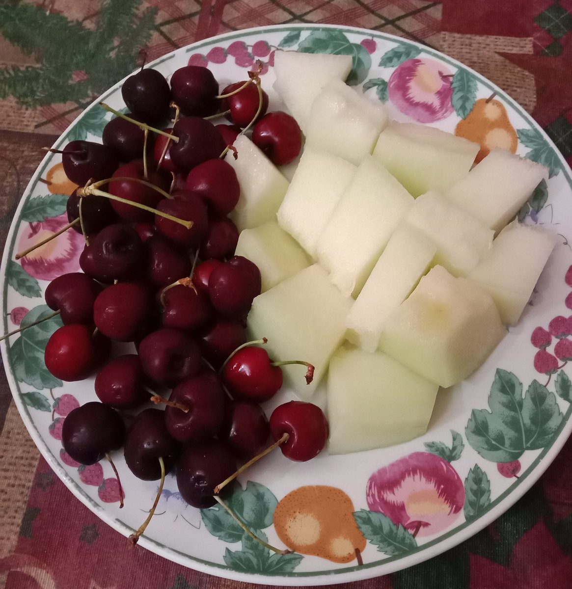 De comer no contarme porque si hay alguien que sabe de comer, ese soy yo. Y que hace un día estupendo para un tartar de atún de la Almadraba de Barbate en casa Antonio en Zahara y un gazpacho y etc... Lo sé antes que Ferrán Adriá cogiera el libro. Pero que hoy es así o imposible.