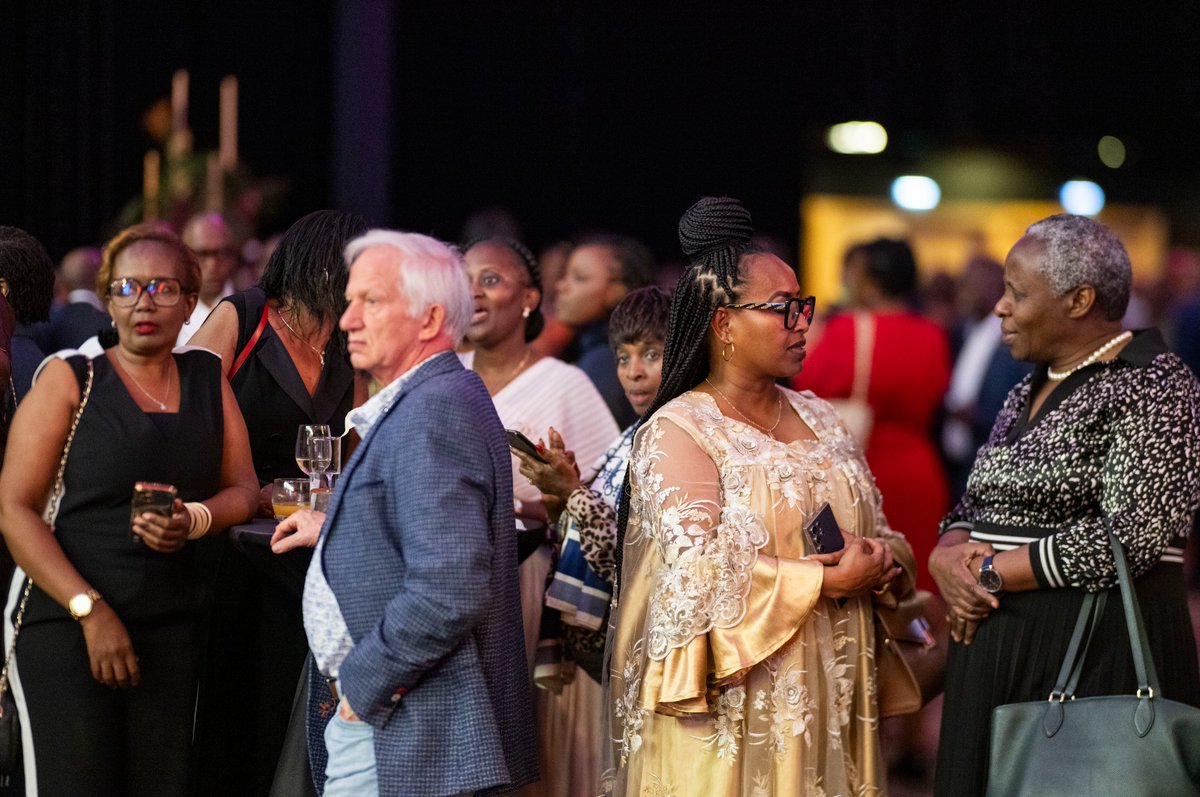 📸AMAFOTO📸

Perezida Kagame na Madamu Jeannette Kagame bakiriye ku meza abayobozi mu nzego za Leta, abikorera n'abahagarariye ibihugu n'imiryango mpuzamahanga ikorera mu Rwanda n'abandi, mu gitaramo cyo kwizihiza Umunsi Mukuru wo #Kwibohora31.

Ibi birori byabereye muri Kigali