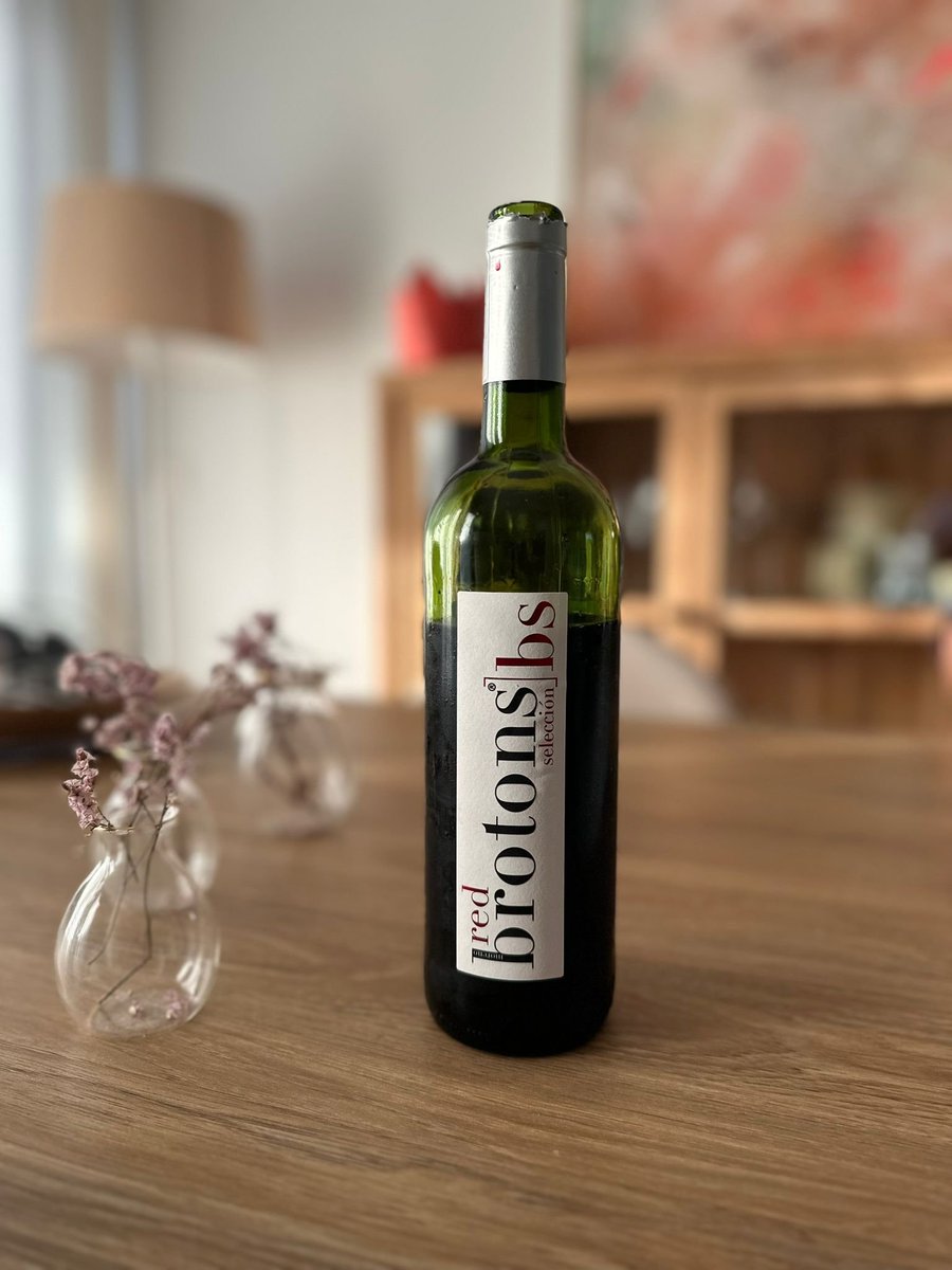 Momento de relax con nuestro Tinto Red, elaborado en Valladolid 🍷

No hay nada como desconectar con una copa de Brotons Selección Tempranillo en la mano.

Su aroma profundo, con notas de fruta madura, invita a detener el tiempo y disfrutar del presente.

¡Salud! 🍷🍷