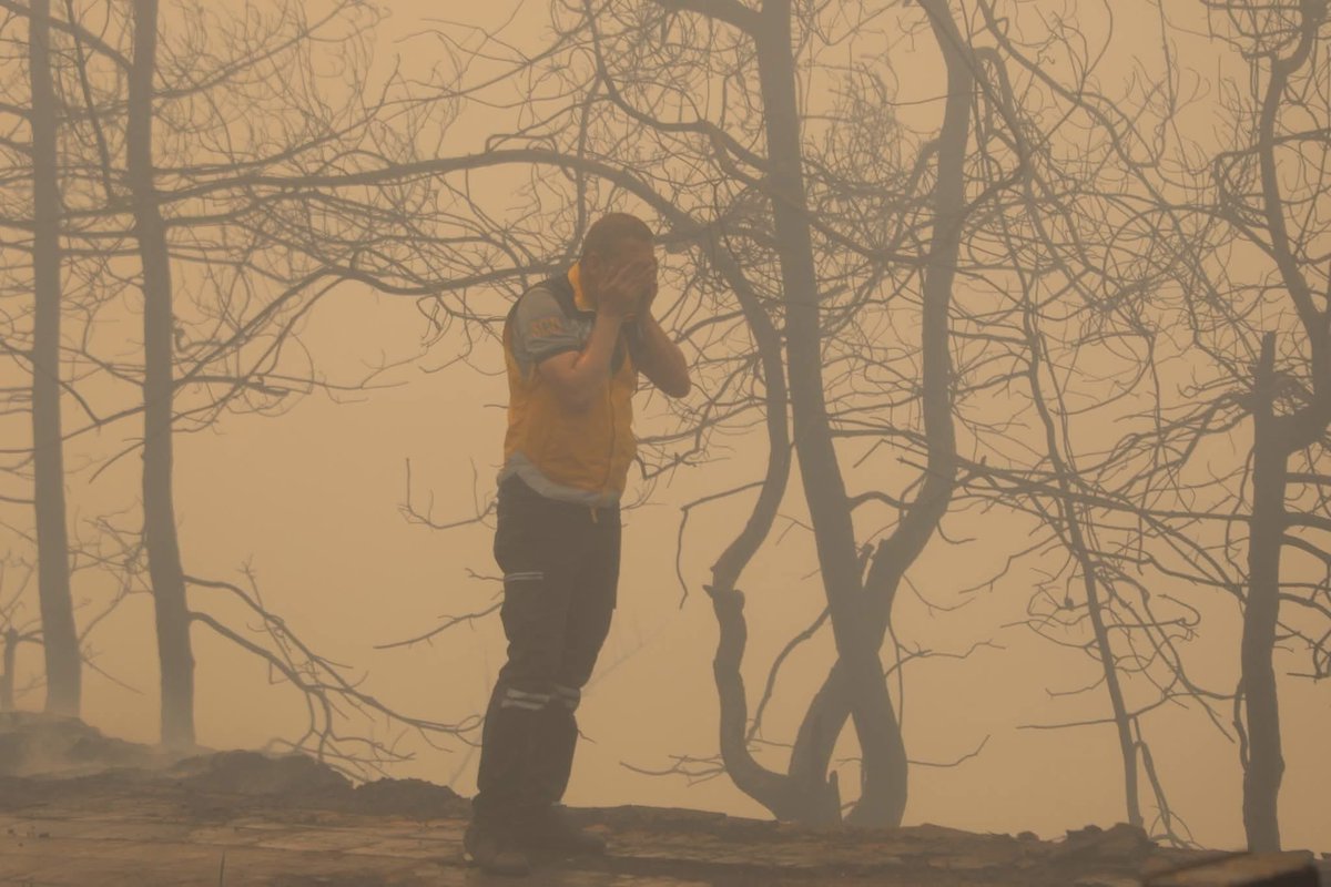 رجال الدفاع المدني عم يشتغلوا بجهودة جبارة رغم قلة الامكانيات من اجل اطفاء الحرائق

الله يحميهم ويكون معهم