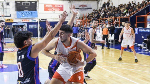 BasquetChubut's tweet photo. 🏆 MVP del primer juego.

Nicolás Giménez fue la figura en la victoria de #Huracán en Madryn.

🧨 28 puntos (8/13 en dobles, 2/6 en triples y 6/7 en libres), fue clave en ambos lados de la cancha y sostuvo al equipo en los momentos decisivos.

#Final #Abech
Foto: D. Jornada https://t.co/SHVE68xHOb