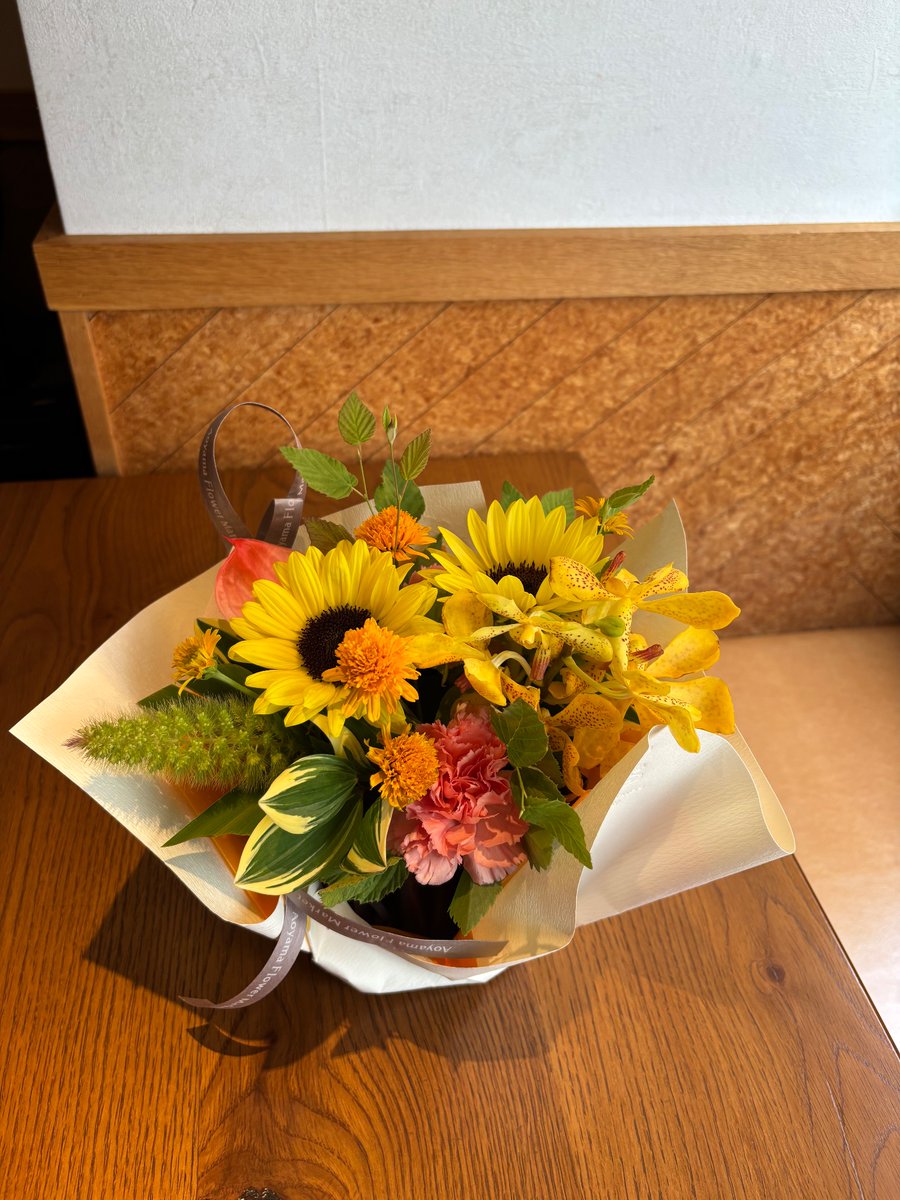 元生徒が大学生になり、本日スタッフとして初出勤！

小さい子の面倒を見てくれて、とても頼もしかった‼️
私の誕生日だからと花までくれて、とても良い子に育ったものです！