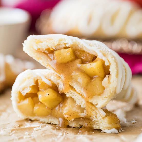 CorinnePulitzer's tweet photo. With pies in hand, today #PastryLovers are continuing to celebrate America’s Independence! Get out the cinnamon & start peeling those apples, it’s #NationalAppleTurnoverDay🍎🍏🇺🇸 @PepperidgeFarm @SaraLeeDesserts @appleannies @NationalDayCal @HeyWhatDay @DiningGuide2Day https://t.co/5oPPysAOHc