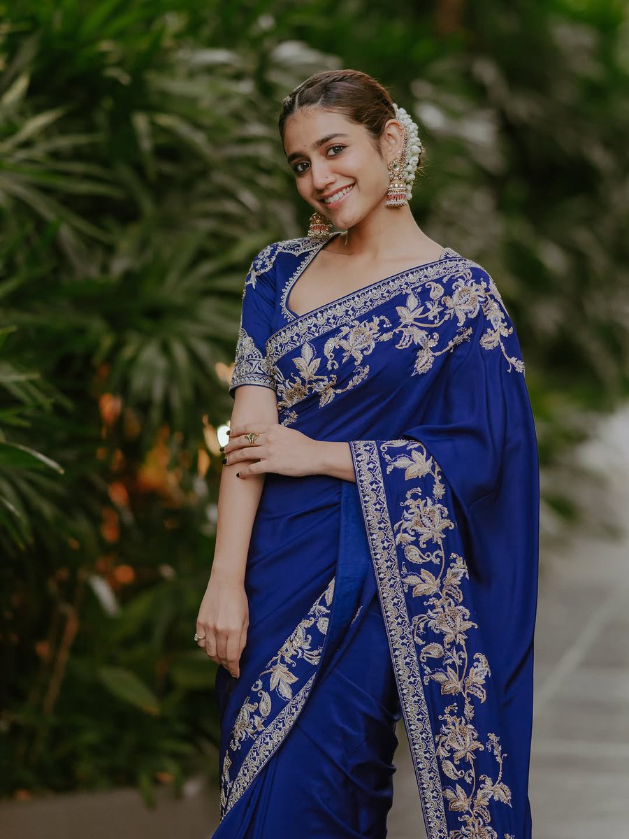 💙 Wearing: @tanva_by_deepika Styling: @stylewithmay_ @mayzaideh_khalid HMU: @vasan_makeupartist Jewellery : @goldencup_rental_jewellery Photography : @wedflix_gowtham