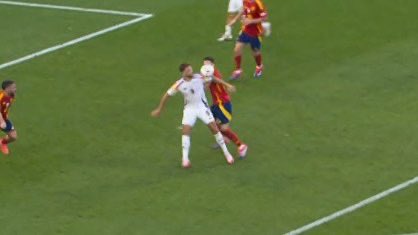 [ في مثل هذا اليوم ، لمسة يد كوكوريا ]

قرار شُجاع من الفار ، مهاجم منتخب ألمانيا تحكم بالكرة بجزء من ذراعه و يُعتبر مخالف قانونيا ❌

اللقطة سبقت لمسة اليد مباشرة ، ناهيك عن قانون لمسة اليد الجديد بالبطولة وعدم إرتفاعها ✅

🚨|📷