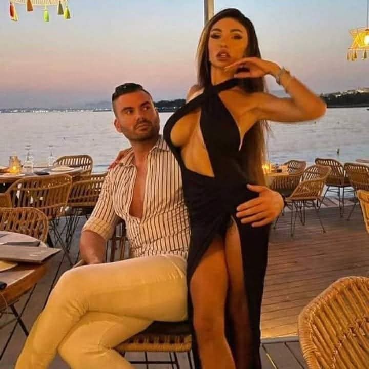 لا اخجل من اظهار حبي لها أمام الجميع
  هي أهم من الجميع