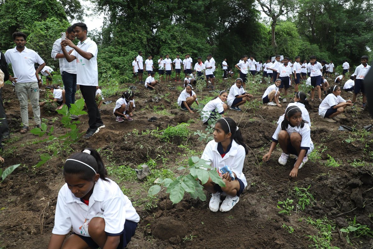 A Mega Plantation Drive 2.0 was conducted in Bhusaval, Maharashtra, in the august presence of Hon’ble Minister of State for Youth Affairs &amp; Sports, Smt. Raksha Khadse. The event witnessed the enthusiastic participation of 2,000 MY Bharat volunteers as part of the Ek Ped Maa Ke