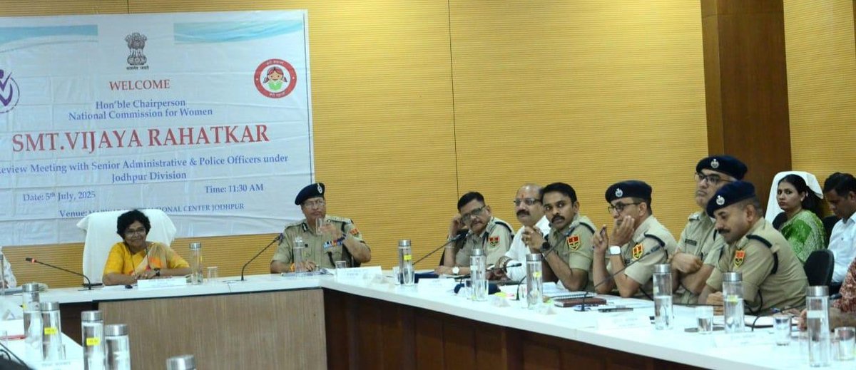 आज जोधपुर संभाग के आठ जिलों के प्रशासनिक व पुलिस अधिकारियों एवं विभिन्न विभागों के अधिकारियों के साथ विस्तृत बैठक कर महिला एवं बाल अधिकारों, कानून और योजनाओं की प्रगति की समीक्षा की।

कुछ महत्वपूर्ण विषय बैठक में रहें :

√ महिलाओं से जुड़ी 10 से ज्यादा योजनाओं की समीक्षा. बेटी