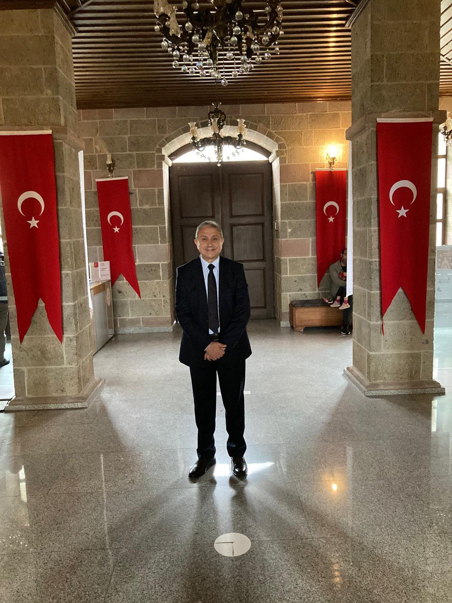 Bugün manda ve himayenin reddedildiği ve ulusal bağımsızlığın koşulsuz olarak gerçekleştirilmesine karar verildiği Erzurum Kongre binasına ziyarette bulundum. 

Gazi Mustafa Kemal Paşanın askerlikten ayrılmak zorunda kaldıktan sonra çektirdiği ilk sivil kıyafetli fotoğrafını ve