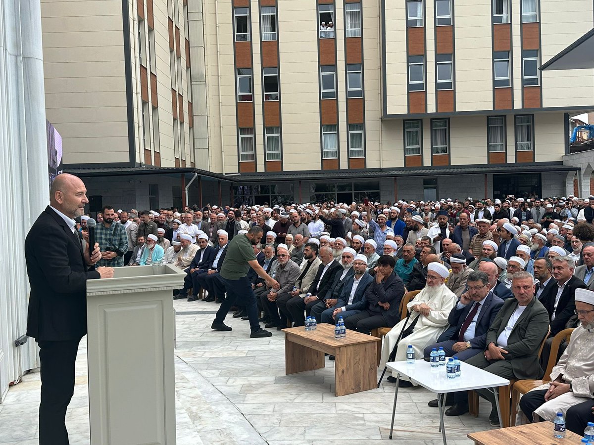 10 defa açılışı yapılan, inşaatı yıllardır bitmeyen, bir gariban teyzenin çökülen arazisine yapılan söz de Mahmut Efendi Of külliyesi 11. defa yeniden açılıyormuş! 

Salih Topçu! Açılışına katılan, sadece Süleyman ile Oktay bile, röntgeninizi öğrenmek için yeter Müslümanlara!