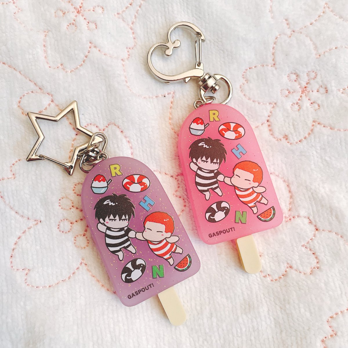 夏流花ちゃんアイスキャンデーキーホルダー、出来てきました⭐️
半透明のラメ入りラバー製で厚みもあってかわいいです💕細かい絵柄もきれいにプリントされててよかったー✨
パープルとピンクの2色あります。1個¥500。よろしくお願いしまーーーす🙇‍♀️