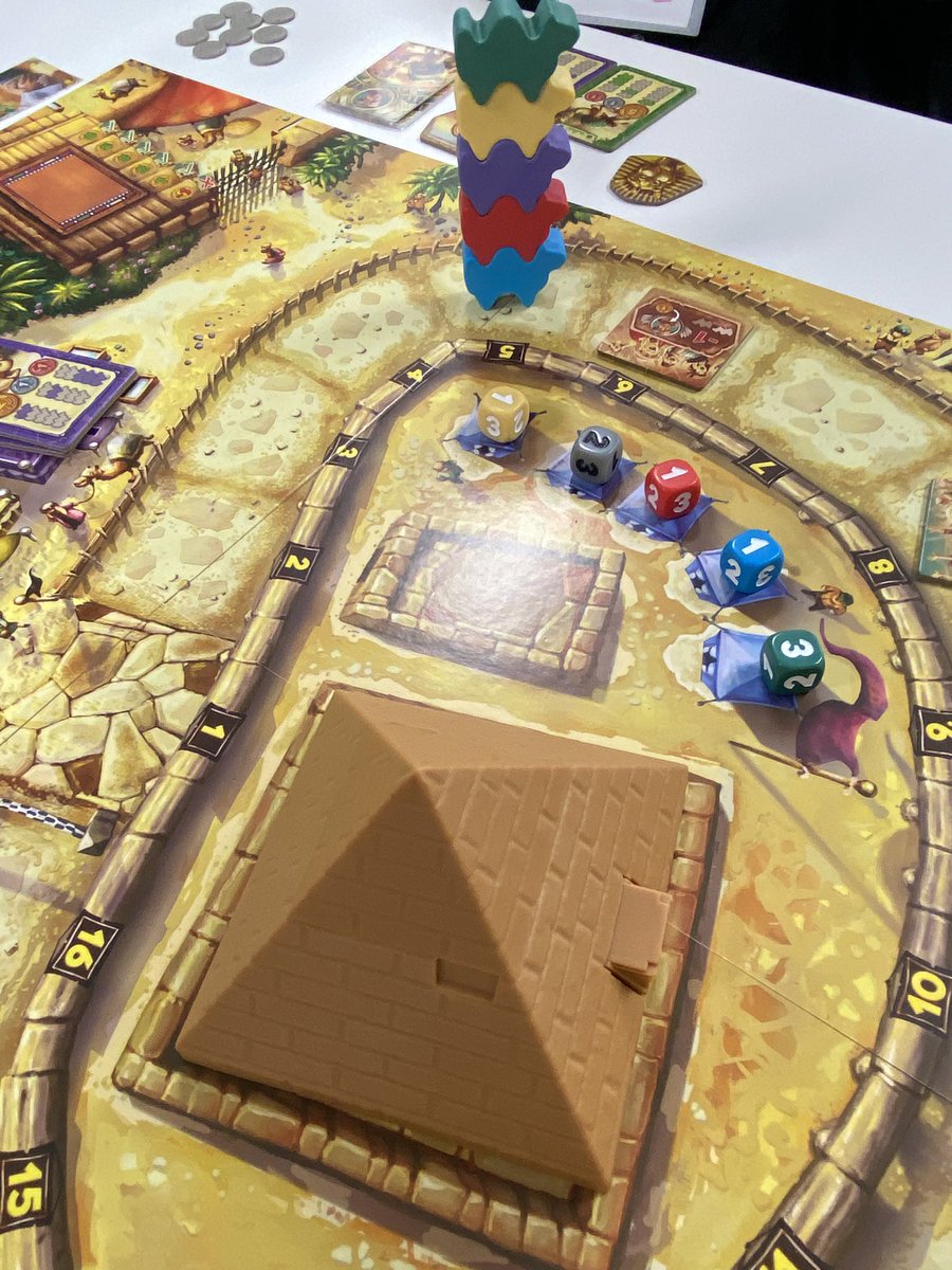#ボードゲーム の #キャメルアップ をプレイ🐪
ラクダのレースでどれが勝つかを予想したり、レースを操作したりと、大人数で遊べるパーティーゲーム🎶
ラクダがたくさん上に乗る様が可愛い☘️

#ボードゲーム好きと繋がりたい
#ボードゲーム紹介
#面白いボードゲーム
#ボドゲ　
#ボドゲ沼