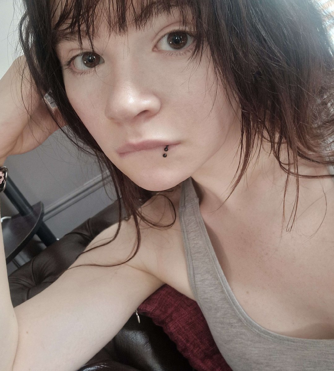 it's so unbearably hot today, anyone wanna come lick the sweat off me?