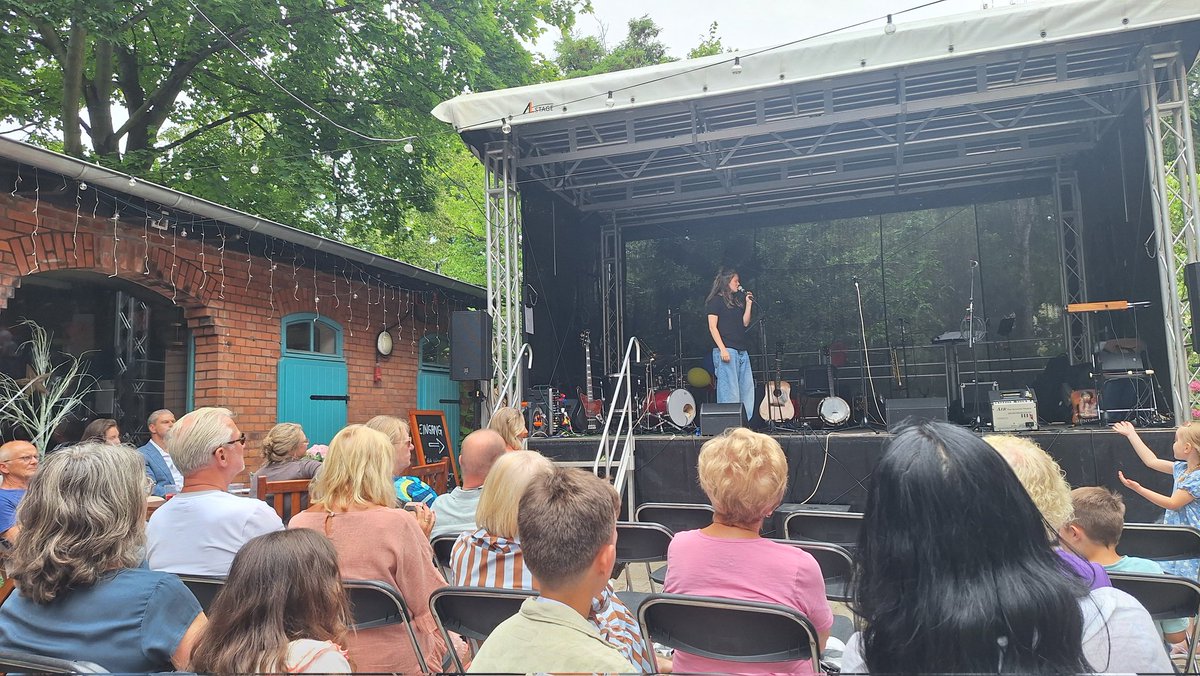 _LarsPetersen's tweet image. Wunderbares Konzert mit einem sehr wichtigen Hintegrund: bz-berlin.de/ticker/promine…
Wer in #Tempelhof wohnt und kurzfristig heute vorbeikommen will, findet die Adresse oben beim Klick auf den Link