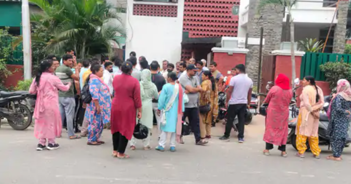 हरियाणा में कैबिनेट मंत्री डॉ अरविंद शर्मा के PA ने महिला कर्मचारी से की छेड़छाड़

मंत्री के चंडीगढ़ में सरकारी आवास पर काम करने वाली महिला सफाई कर्मचारी ने खुद को मंत्री का PA बताने वाले कर्मचारी पर छेड़छाड़ करने और हाथ पकड़ने का आरोप लगाया है.

हालांकि यह सुनने में आ रहा है कि