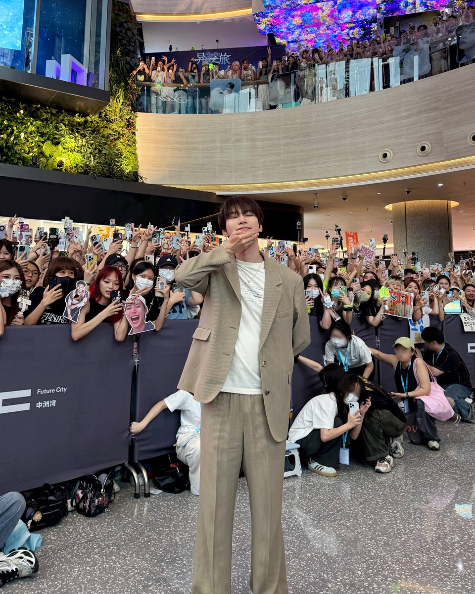 NCTsmtown's tweet photo. 선전에 오랜만에 오게 되어서 너무 즐거워요!
데뷔했던 곳이라 그런지 추억이 새록새록 떠오르는 거 같아여~!!
오늘 함께해 주셔서 감사해요!!

久违的深圳 ～真的很开心
可能是因为在这里出道 
回忆再一次鲜明起来 
感谢今天在 #金道英深圳痛楼 的你���

#DOYOUNG #도영
#안녕우주 #DOYOUNG_안녕우주 
#DOYOUNG_안녕우주_Memory
#NCT #NCT127