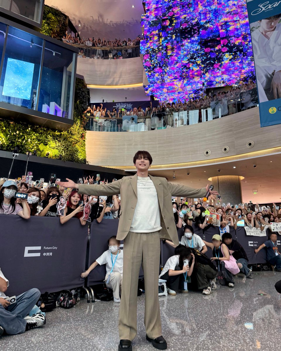 NCTsmtown's tweet photo. 선전에 오랜만에 오게 되어서 너무 즐거워요!
데뷔했던 곳이라 그런지 추억이 새록새록 떠오르는 거 같아여~!!
오늘 함께해 주셔서 감사해요!!

久违的深圳 ～真的很开心
可能是因为在这里出道 
回忆再一次鲜明起来 
感谢今天在 #金道英深圳痛楼 的你���

#DOYOUNG #도영
#안녕우주 #DOYOUNG_안녕우주 
#DOYOUNG_안녕우주_Memory
#NCT #NCT127