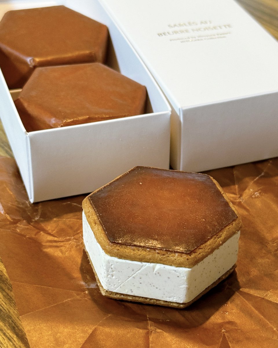 はっしー(橋本陽)/ グルメプレゼンター (@fallindebu) on Twitter photo 銀座に昨年9月オープンした「ひいらぎ」では、その名も「沈む、みたらし団子」という名の、新感覚みたらしがテイクアウトできる。
とろっとした餡になめらかなお餅が沈んでいて、持ち上げると、びよ〜んと伸びる!
3層になった「黒胡麻団子」や、分厚いのに軽やかな「バターサンド」も美味しかったよ! 銀座に昨年9月オープンした「ひいらぎ」では、その名も「沈む、みたらし団子」という名の、新感覚みたらしがテイクアウトできる。
とろっとした餡になめらかなお餅が沈んでいて、持ち上げると、びよ〜んと伸びる!
3層になった「黒胡麻団子」や、分厚いのに軽やかな「バターサンド」も美味しかったよ!