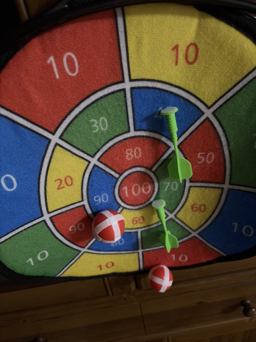 pite_pite38's tweet photo. マジックが付かなくなる程ダーツ（おもちゃ）にハマったんで、本物を買いました🎯市販のスタンドは高いのに微妙だったんでワンバイ材をこうしてこう！ダーツスタンドの出来上がり🔨色塗りはダルくてやめた😘 https://t.co/uUEmp6nHxc