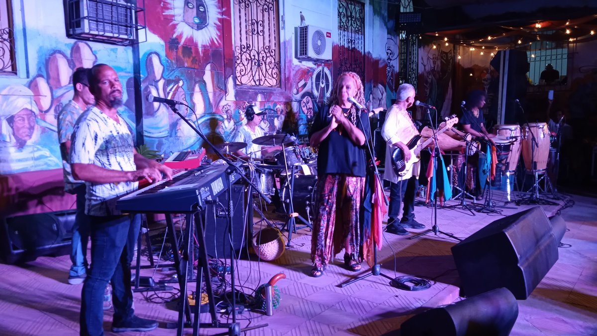 Ringo7013's tweet photo. #SantiagoDeCuba  Síntesis mostró en esta ciudad todo su potencial interpretativo e instrumental. Es, en mi opinión, la formación que mejor fusiona varios ritmos con la letra y la mûsica de orígen africano. Ojalá  vengan siempre Carlos Alfonso y Síntesis al Festival del Caribe. https://t.co/d4SGzncL7T