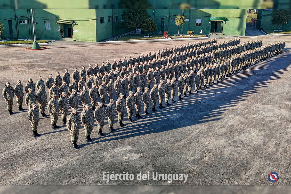 EjercitoUy's tweet image. El Ejército Nacional informa que los 200 efectivos que partieron ayer hacia la R.D.Congo, arribaron al Aeropuerto de Entebbe, Uganda en perfectas condiciones.
📸 Ceremonia de despedida en la Brigada de Infantería N°1
#EjércitodelUruguay #MOP #MONUSCO #RDC #CascosAzules