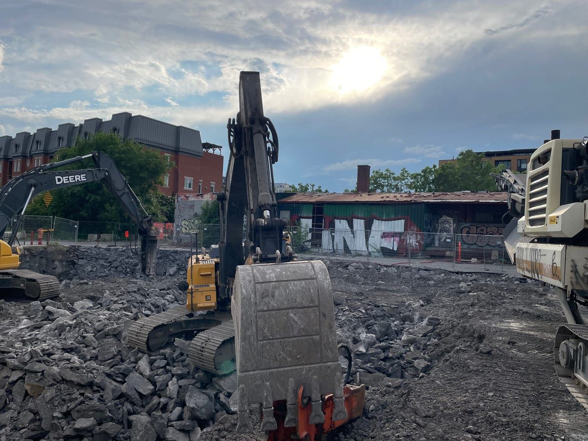 Début des travaux d'excavation pour 149 logements étudiants. C'est lancé pour ce projet d'immeuble de cinq étages situé sur la rue Saint-Hubert, tout près de la voie ferrée.