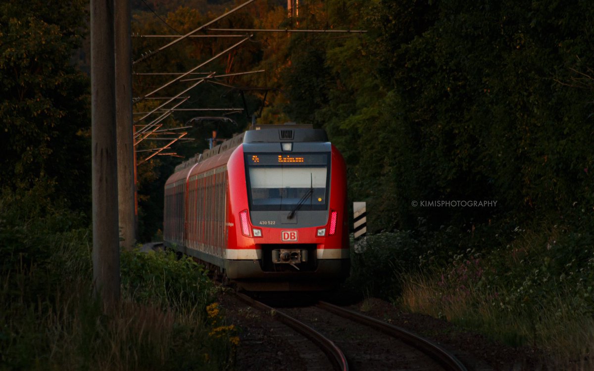 kimi_gwi's tweet photo. Im letzten Sonnenlicht fährt die S4 mit 430 029 und 022 in ihren Feierabend. #SBahnStuttgart #BR430 https://t.co/XCDd4wLIuc