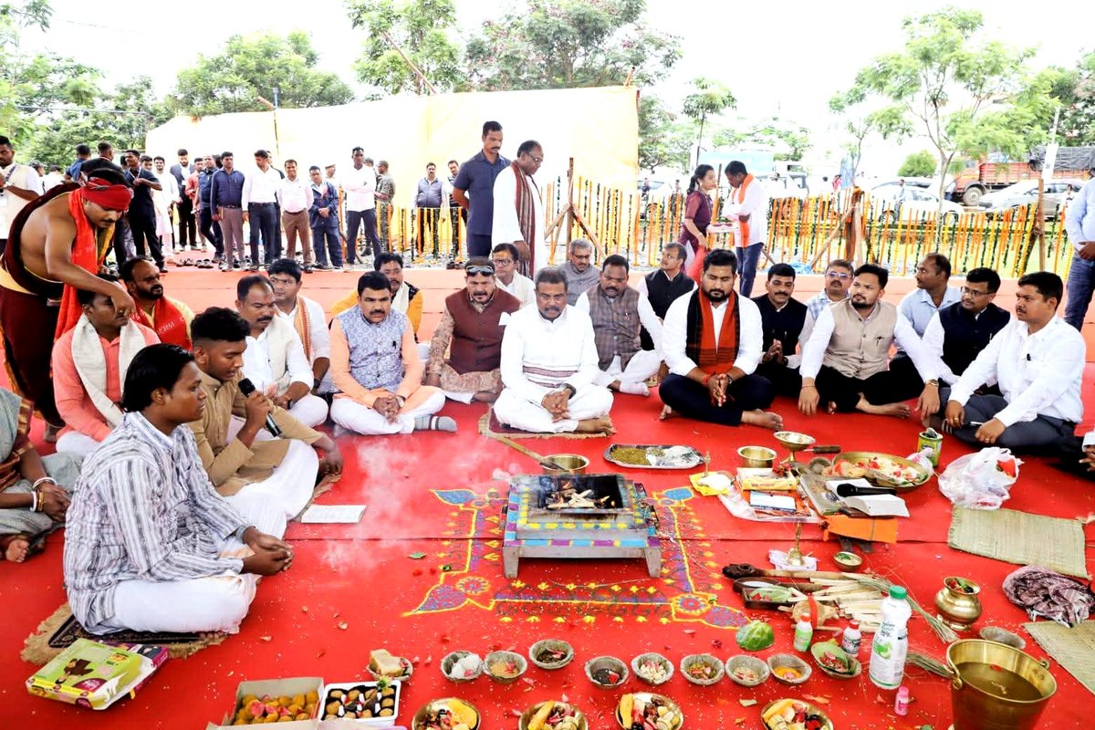 suryabanshibjp's tweet photo. କୋରାପୁଟସ୍ଥିତ କେନ୍ଦ୍ରୀୟ ବିଶ୍ବବିଦ୍ଯାଳୟର ନୂତନ ଶୈକ୍ଷିକ ଭବନ ସମେତ ପ୍ରାୟ ୪୮୦ କୋଟି ଟଙ୍କା ମୂଲ୍ୟର ୩ଟି ଶିକ୍ଷା ଭବନ, ୧୨୦୦ ଆସନ ବିଶିଷ୍ଟ ଅଡିଟୋରିୟମ ଭବନ, ଶପିଙ୍ଗ୍ କମ୍ପ୍ଲେକ୍ସ, ୧୦ଟି ଛାତ୍ରାବାସ, ଅତିଥି ଭବନ, ସ୍ପୋର୍ଟ୍ସ କମ୍ପ୍ଲେକ୍ସ ଏବଂ ଅନ୍ୟାନ୍ୟ ପ୍ରକଳ୍ପର ଭିତ୍ତିପ୍ରସ୍ତର ସ୍ଥାପନ ସହ ଲୋକାର୍ପଣ କରିଛନ୍ତି ମାନନୀୟ କେନ୍ଦ୍ର ଶିକ୍ଷାମନ୍ତ୍ରୀ ଶ୍ରୀ @dpradhanbjp । ଏଥିସହିତ ବିଶ୍ବବିଦ୍ଯାଳୟ ପରିସରରେ ମା' ନାଁରେ ଗଛଟିଏ-୨.୦ ଅଭିଯାନରେ ବୃକ୍ଷରୋପଣ ମଧ୍ୟ କରାଯାଇଛି । ଆୟୋଜିତ କାର୍ଯ୍ଯକ୍ରମରେ ମନ୍ତ୍ରୀ, ସାଂସଦ, ବିଧାୟକଗଣଙ୍କ ସହିତ ଜିଲ୍ଲାର ବରିଷ୍ଠ ନେତୃବୃନ୍ଦ ଉପସ୍ଥିତ ଥିଲେ ।