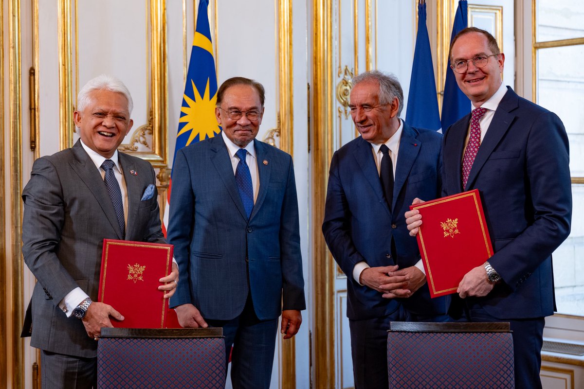 tzafrul_aziz's tweet image. Nantikan lonjakan perdagangan Malaysia- Perancis!

YAB PM, Datuk Seri Anwar Ibrahim, dan Perdana Menteri Perancis, François Bayrou, telah menyaksikan pertukaran dokumen kerjasama antara #MATRADE dan Business France yang akan melonjakkan promosi perdagangan kita, khususnya dalam…