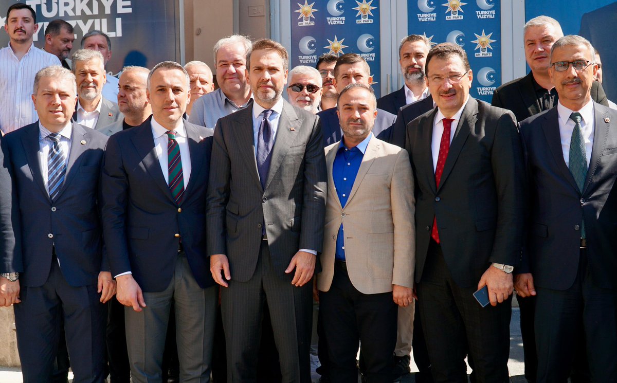 AkPartiErenler's tweet photo. 📢 Değirmendere Mahallemize Doğalgaz Müjdesi!

Enerji ve Tabii Kaynaklar Bakanımız Sayın Alparslan Bayraktar, Genel Başkan Yardımcımız Sayın Ali İhsan Yavuz, İl Başkanımız, Milletvekillerimiz ve Büyükşehir Belediye Başkanımızla bir araya geldiğimiz toplantıda; 2025 yılında Değirmendere Mahallemize doğalgazın geleceği müjdesini büyük bir gurur ve sevinçle aldık! 🎉

Bakanımıza, mahallemize verdiği bu önemli destek için yürekten teşekkür ediyoruz. Vatandaşlarımızın sofrasına, ocağına ve gönlüne dokunan bu hizmetin Değirmendere’ye getireceği konfor ve mutluluğu şimdiden heyecanla paylaşıyoruz. 

Bu süreçte yanımızda olan Genel Başkan Yardımcımıza, İl Başkanımıza, Milletvekillerimize ve Büyükşehir Belediye Başkanımıza sonsuz teşekkürlerimizi sunuyoruz! 🙏

Değirmendere Mahallemize hayırlı olsun! 💫

Vatandaşlarımızın yaşam kalitesini artıracak her adımda, kararlılıkla çalışmaya devam ediyoruz. 💪

@aBayraktar1  @aliihsanyavuz54 @yunustever @LBayraktar54 @cigdemerdogantr @muratkayatr54 @aliinci_54  @ertugkocacik  @sbYusufAlemdar 

#AKPartiErenler #DoğalgazMüjdesi #Değirmendere #Sakarya #HizmetSiyaseti