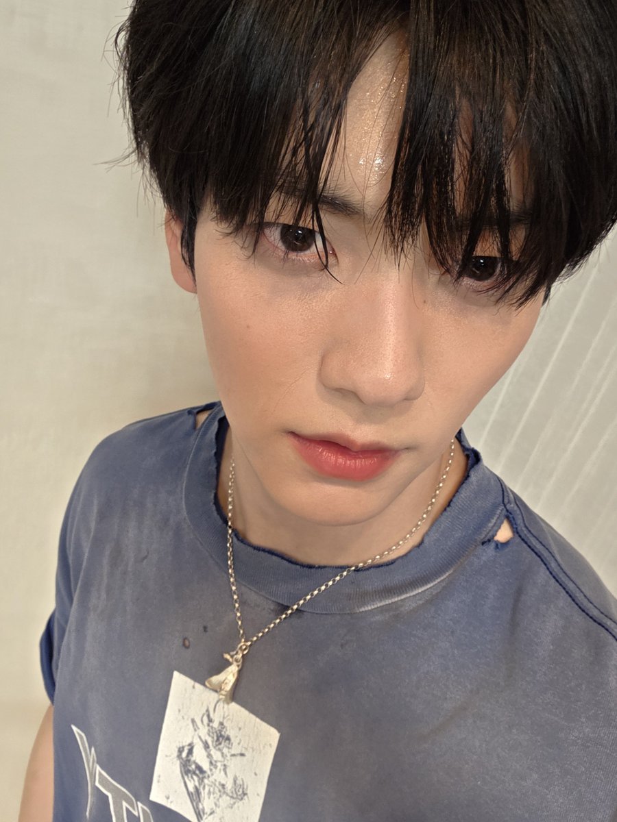 맨날잘생겻는데 좀 차가운 인상으로 보일때 쪼끔 더 좋음 ㅎ ㅎ