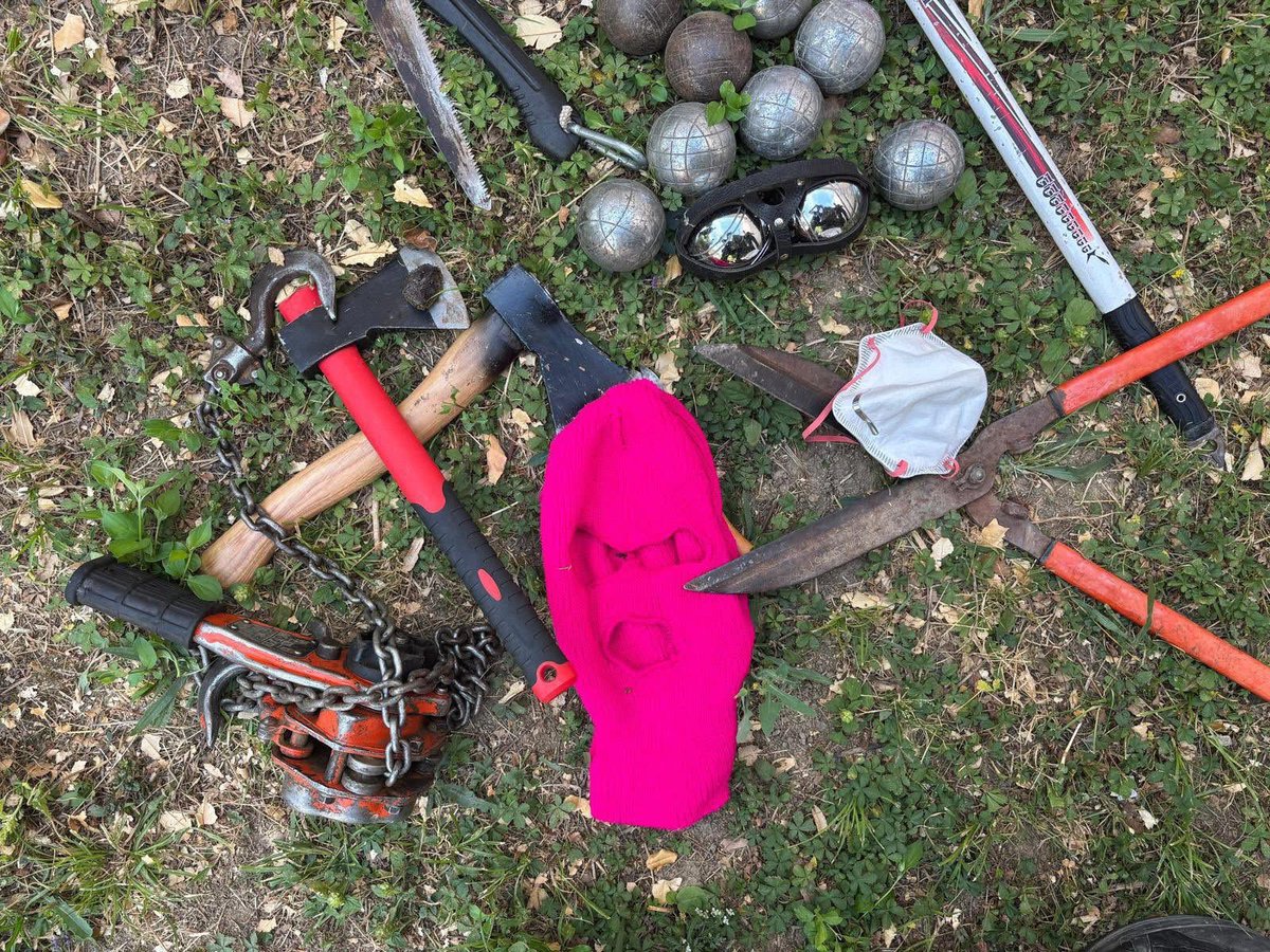 ErichenryApn's tweet image. #A69
Rassemblement interdit.
Catapultes, boules de pétanque, hâches, scies, pierres, pléthore d&apos;ultra-gauche encagoulés dont 50 #fichés #S, 
Leur but: Semer le #chaos, détruire, casser voire tuer du #flic.
Pas des militants écologistes, des «éco terroristes »!
Soutien aux #FSI👮‍♂️