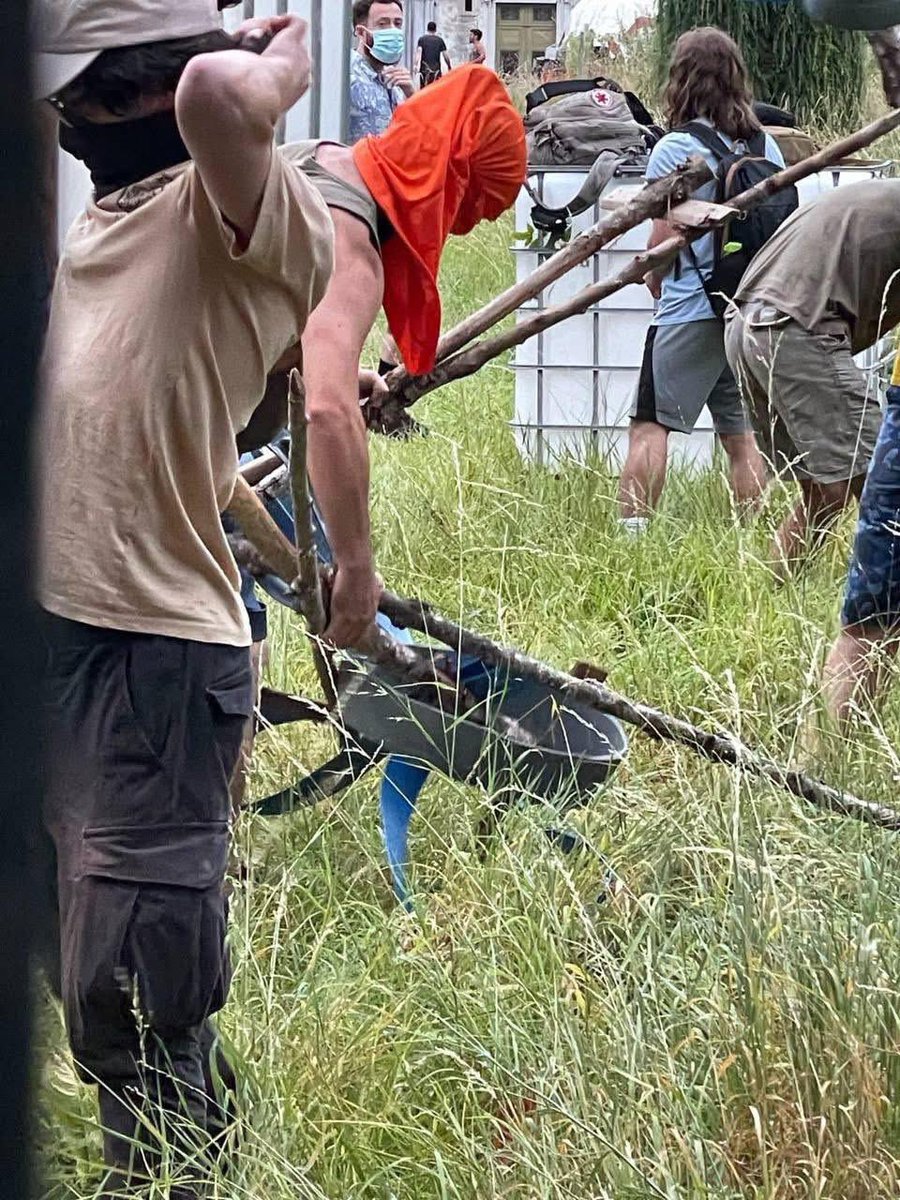 ErichenryApn's tweet image. #A69
Rassemblement interdit.
Catapultes, boules de pétanque, hâches, scies, pierres, pléthore d&apos;ultra-gauche encagoulés dont 50 #fichés #S, 
Leur but: Semer le #chaos, détruire, casser voire tuer du #flic.
Pas des militants écologistes, des «éco terroristes »!
Soutien aux #FSI👮‍♂️