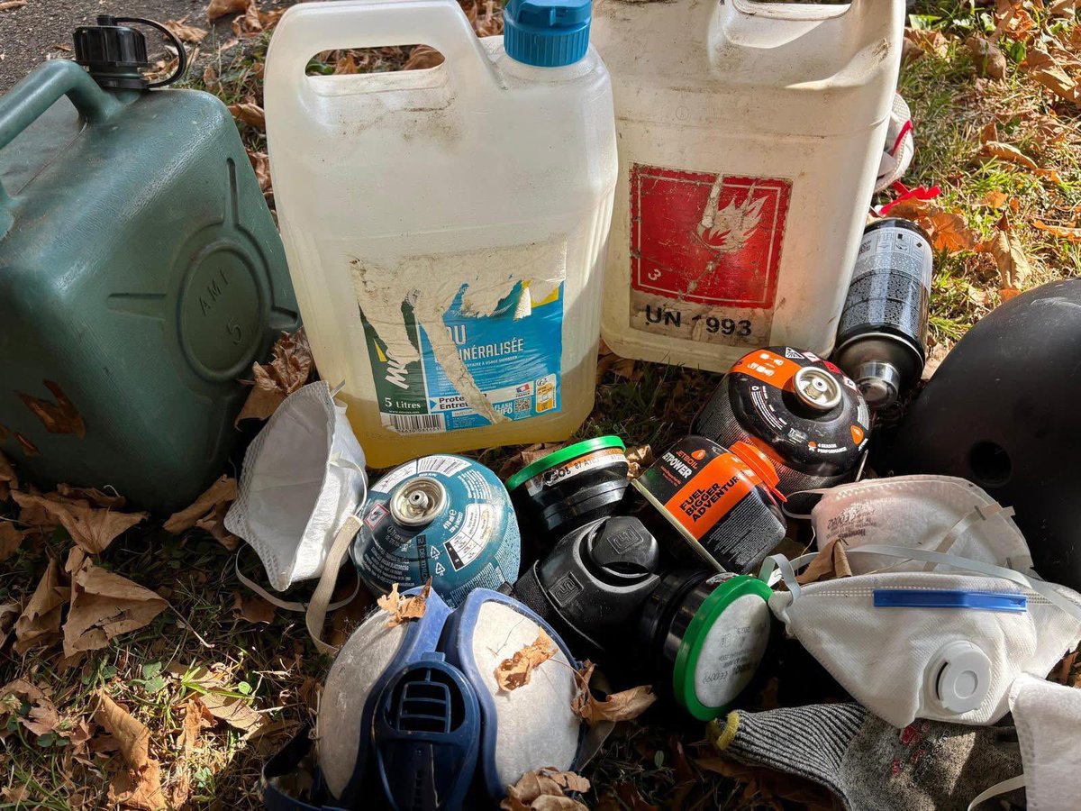 ErichenryApn's tweet image. #A69
Rassemblement interdit.
Catapultes, boules de pétanque, hâches, scies, pierres, pléthore d&apos;ultra-gauche encagoulés dont 50 #fichés #S, 
Leur but: Semer le #chaos, détruire, casser voire tuer du #flic.
Pas des militants écologistes, des «éco terroristes »!
Soutien aux #FSI👮‍♂️