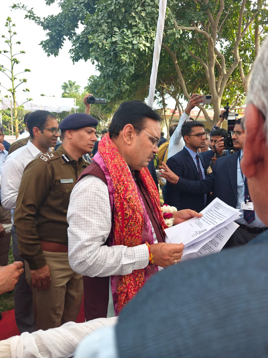 Dinesh24012838's tweet photo. पता होते हुए भी वेतन विसंगति और पदनाम को 20 माह मे ठीक ना कर पाना। जबकि हर नेता को ज्ञापन पहुँचा है फिर भी उदासीनता।कंप्यूटर शिक्षा को जो की सच मै जरूरी है उसे अनिवार्य नहीं करना

@BhajanlalBjp 
#वेतन_विसंगति_कंप्यूटर_अनुदेशक
#भजनलाल_मतलब_भरोसा
@madandilawar 

संवेदनशीलता दिखाओ https://t.co/5fntrPdV0J